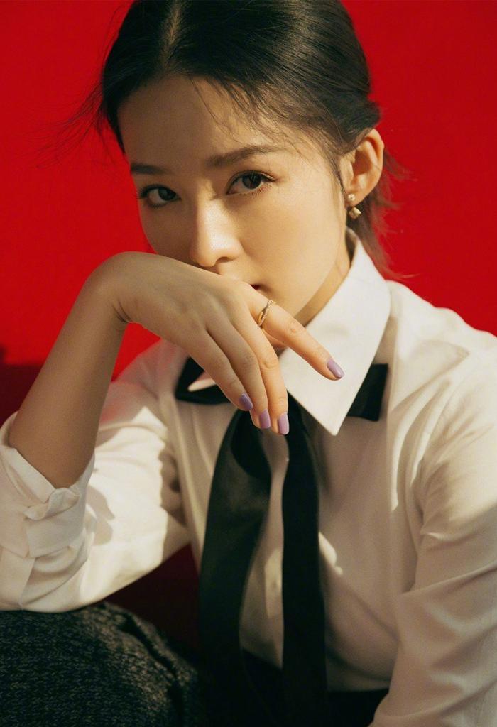 鄭爽最新評(píng)價(jià)，演技與爭(zhēng)議并存的光芒之星